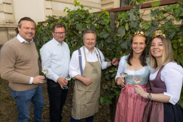 Bürgermeister-Weinlese am Schwarzenbergplatz: Ernte gut, alles Gut!